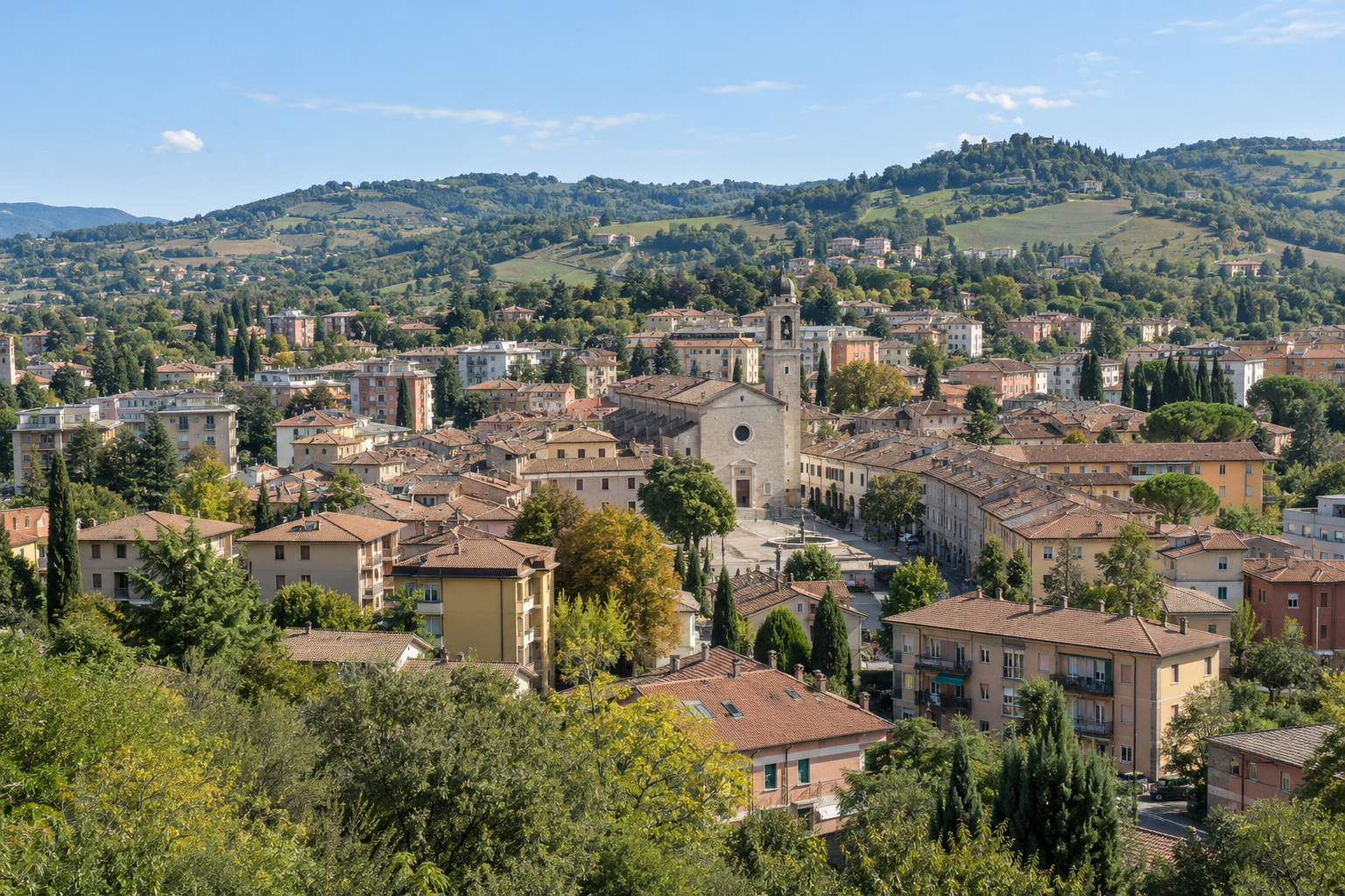Panorama di Pieve del Sasso: la piazza, i tetti del centro e le prime colline